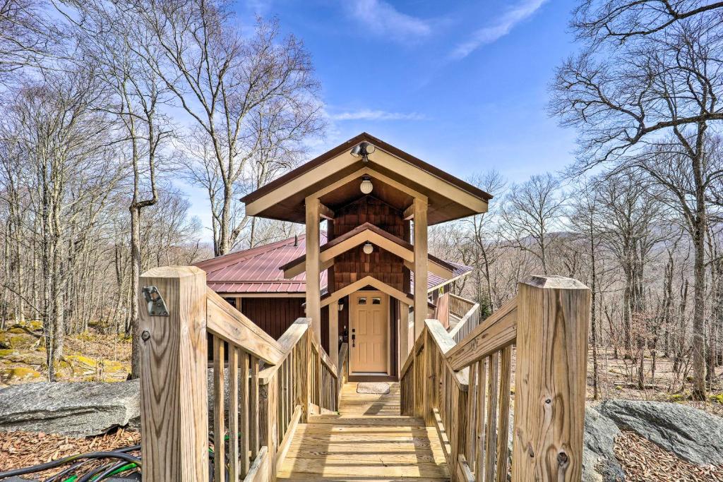 Beech Mountain Cabin Rental with Deck!